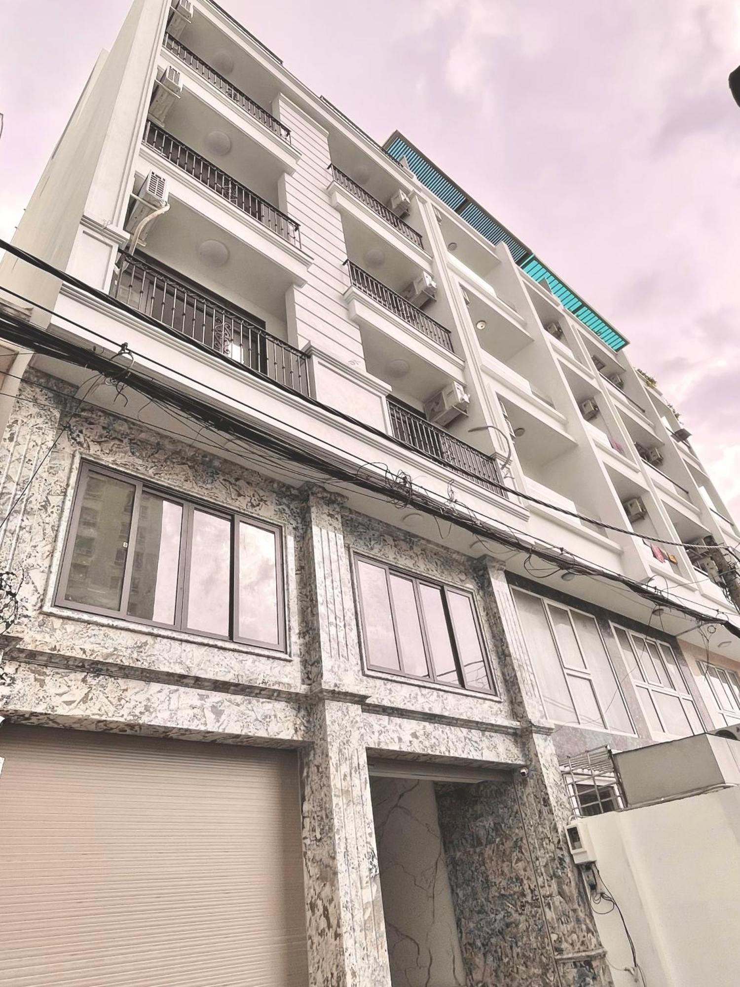 Spacious & Modern Balcony 1br With Desk * TP. Hồ Chí Minh