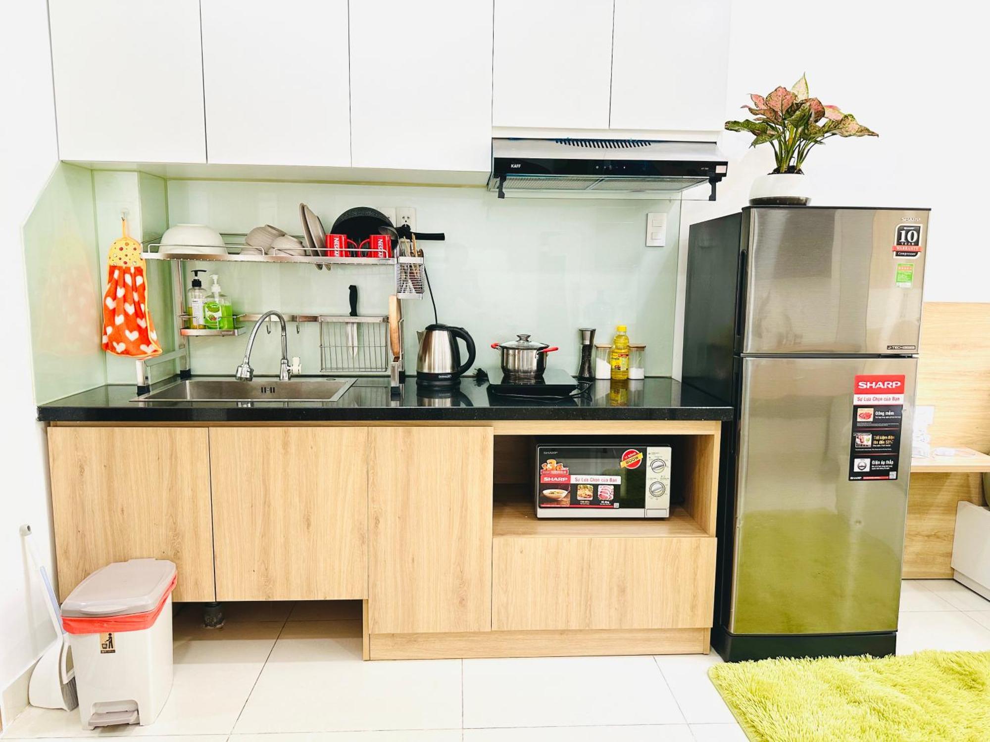Căn hộ Spacious & Modern Balcony 1br With Desk